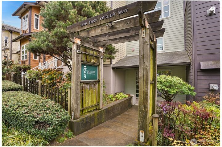 Property Photo:  1515 E Yesler Way 406  WA 98122 