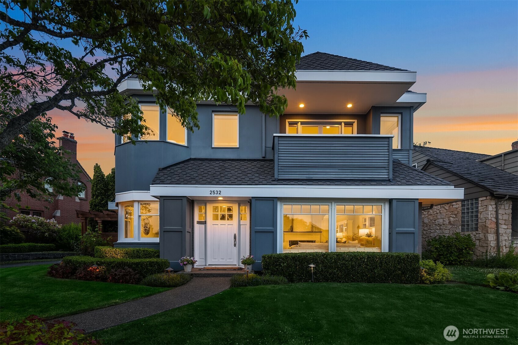 Property Photo: 2532 Crestmont Place W WA 98199
