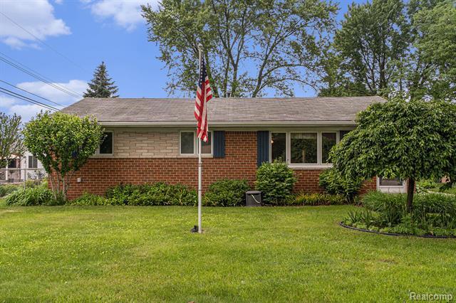 Property Photo: 8231 Doncaster Drive MI 48312