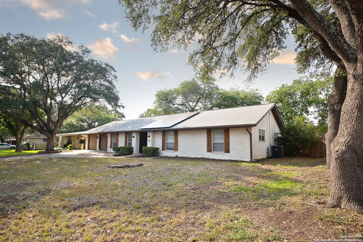 Property Photo: 425 Winfield Blvd TX 78239