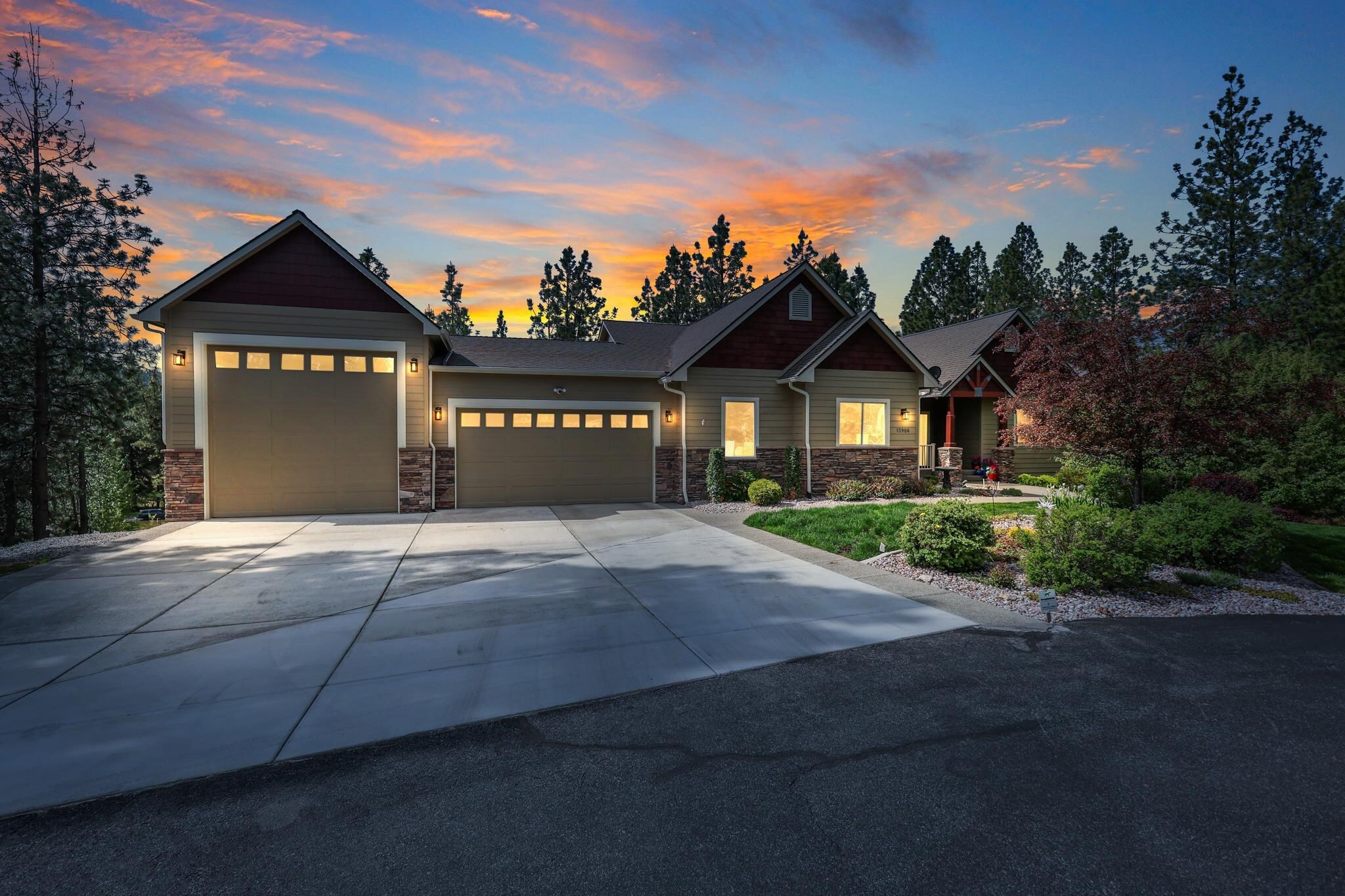 Property Photo: 13906 E 39th Ln WA 99037