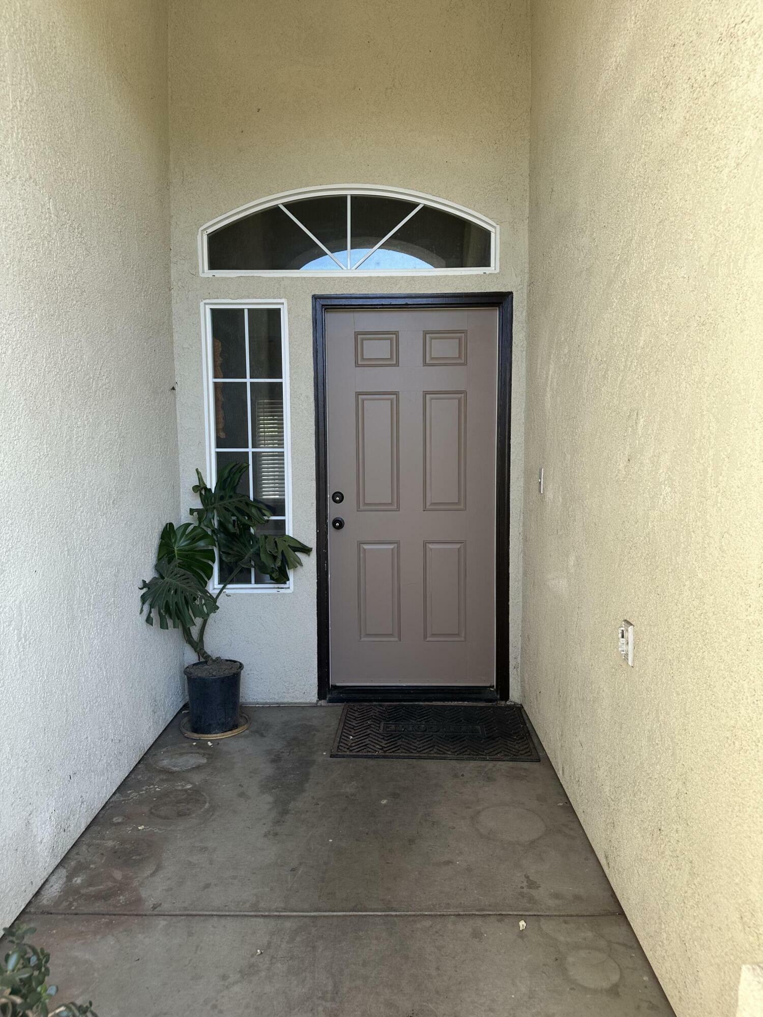 Property Photo:  1617 Beaumont Ct. Court  CA 93274 
