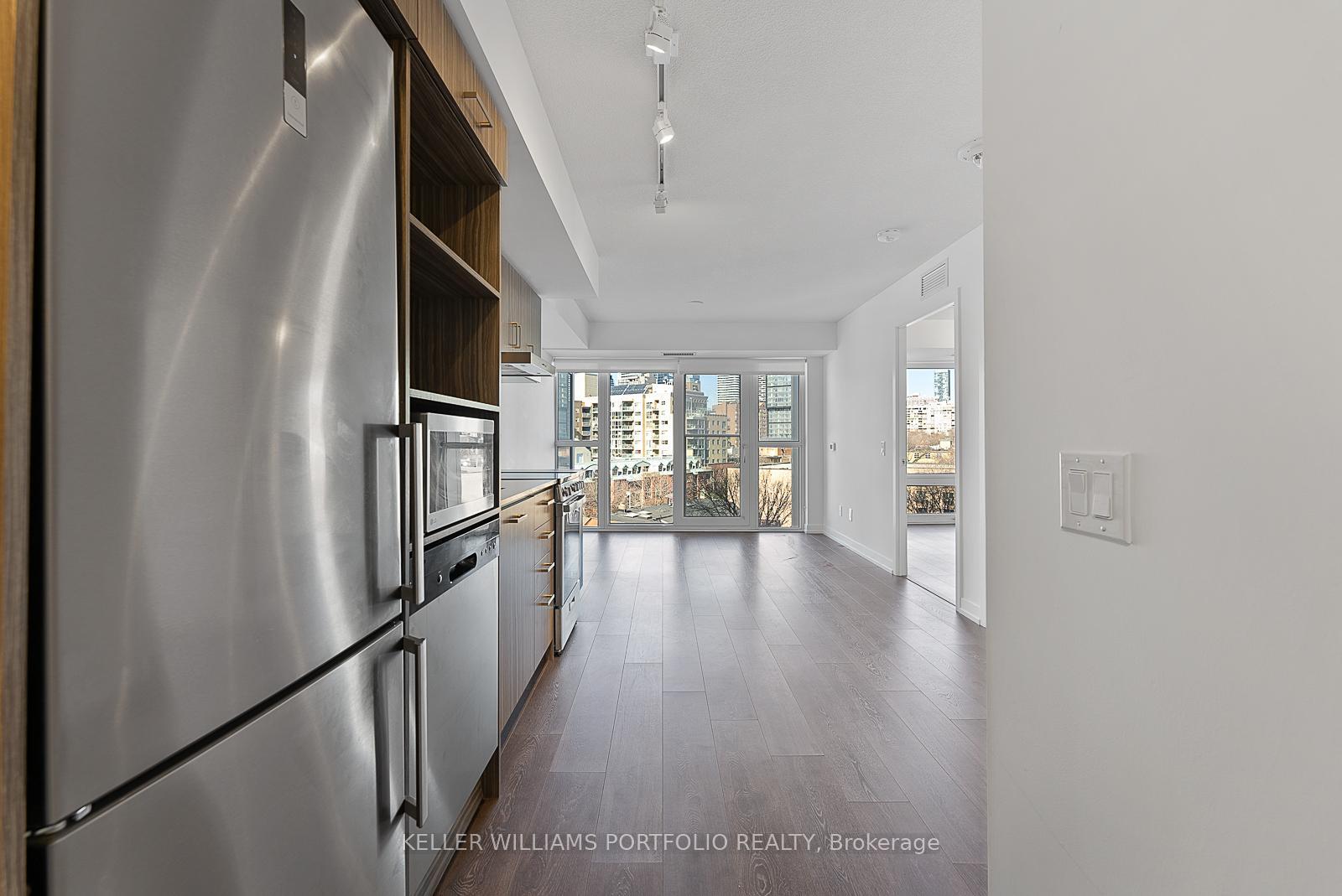 Property Photo:  219 Dundas Street E 811  ON M5A 0V1 