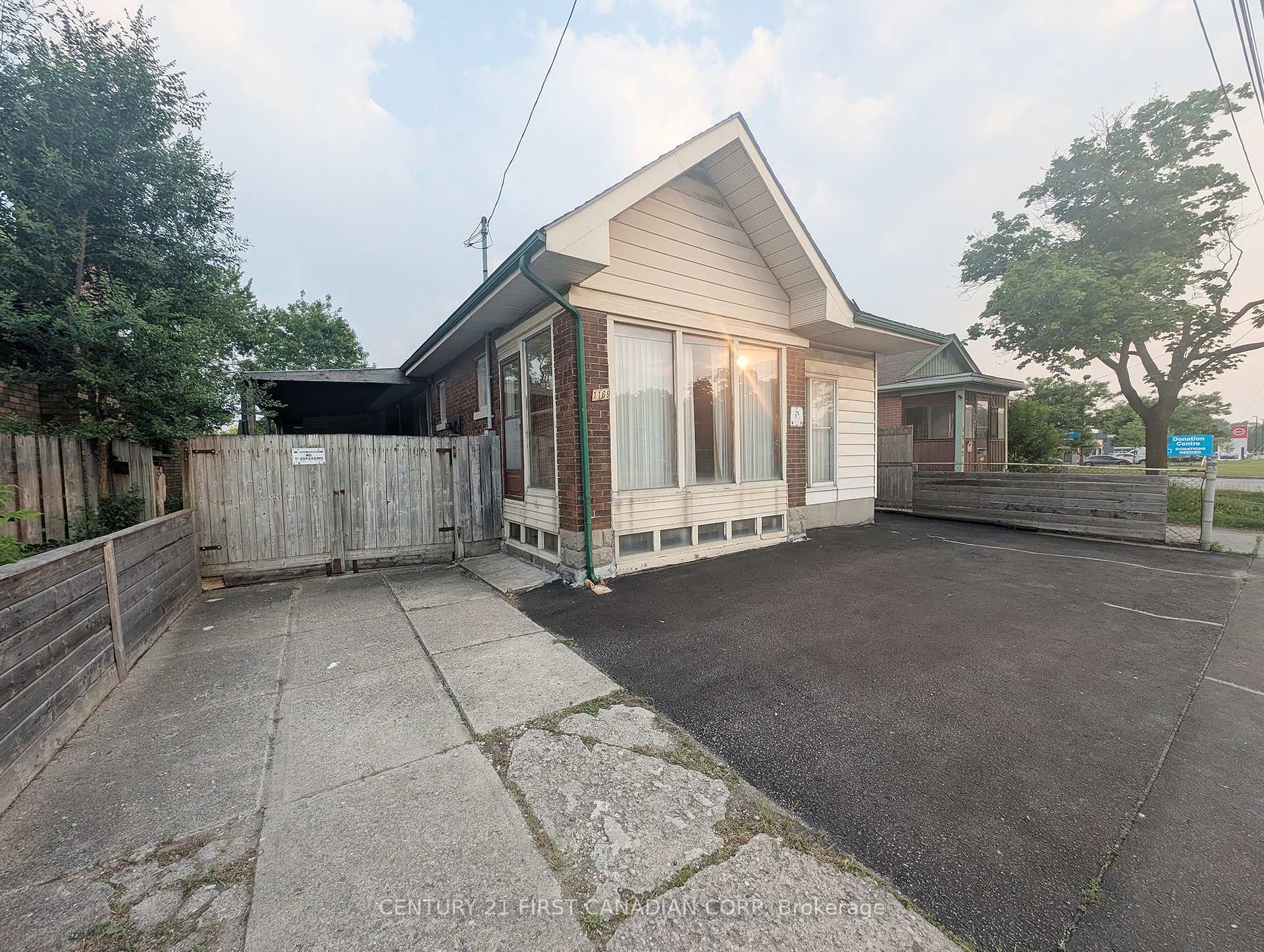 Property Photo: 1169 Oxford Street E ON N5Y 3L7