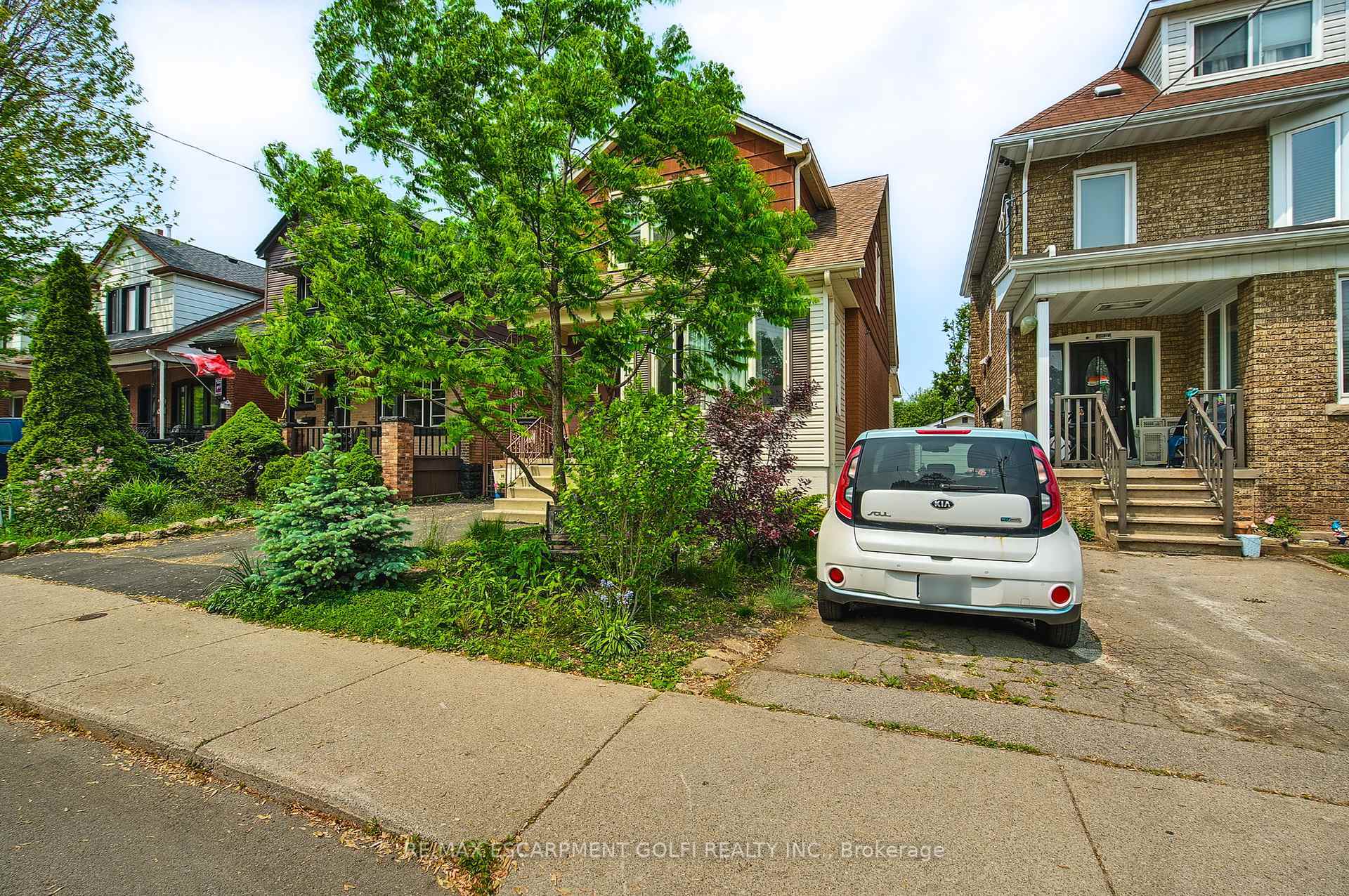 Property Photo: 184 Rosslyn Avenue S ON L8M 3J5