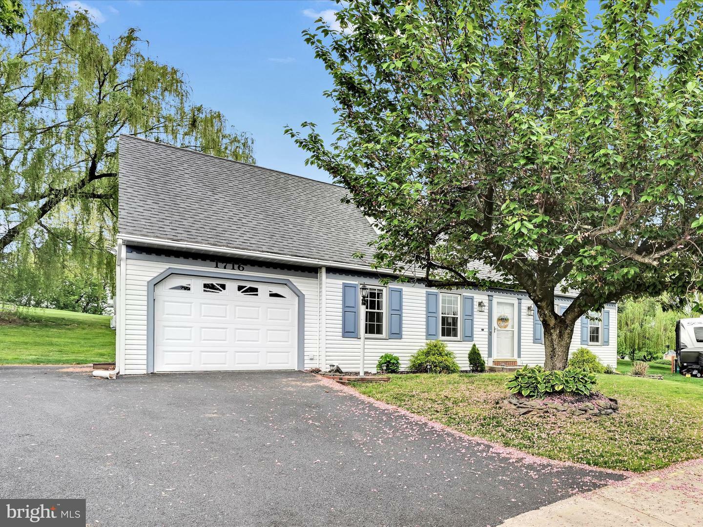 Property Photo: 1716 Rock Ledge Court PA 17603