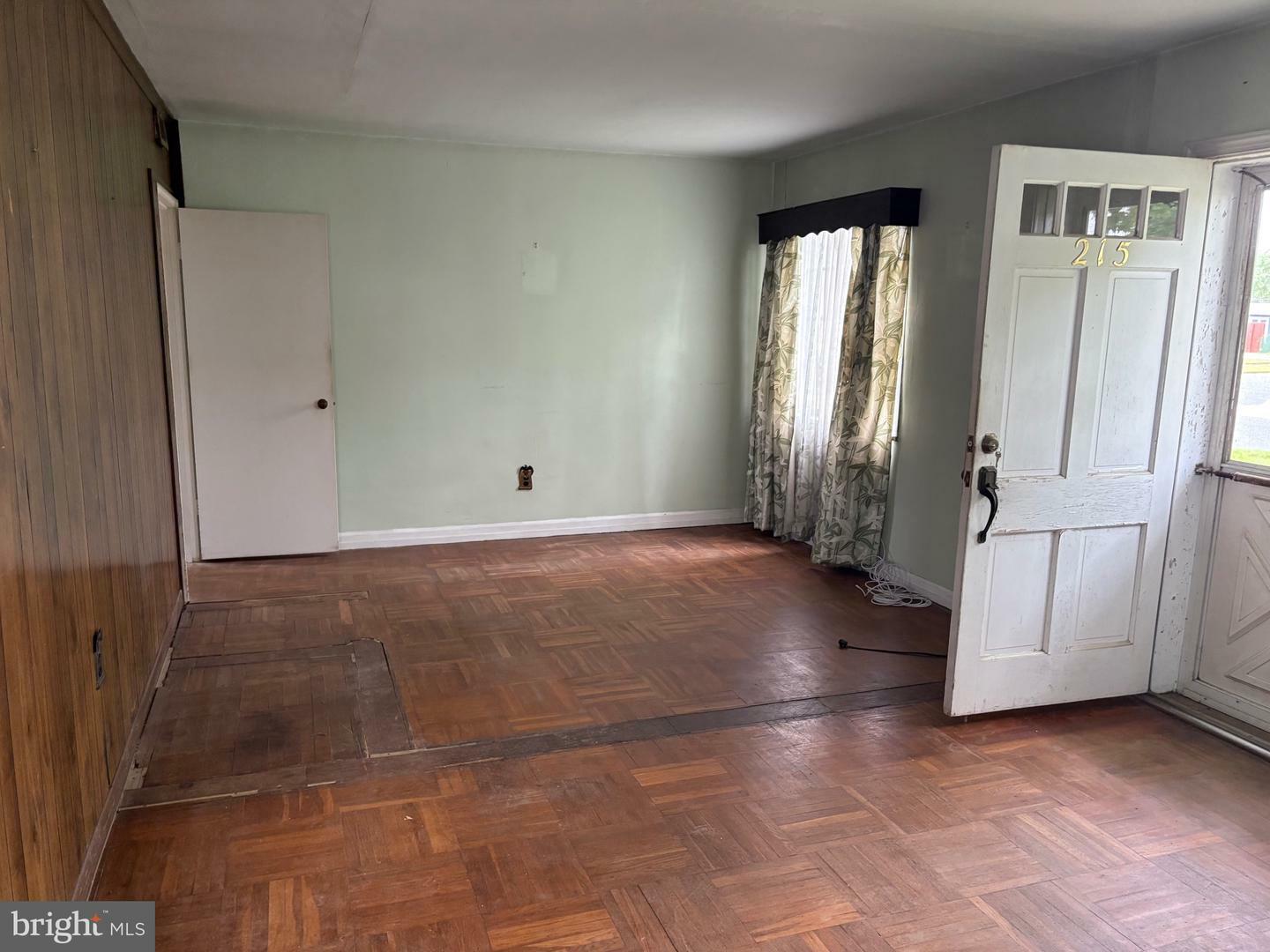 Property Photo: 215 Sykes Road DE 19720