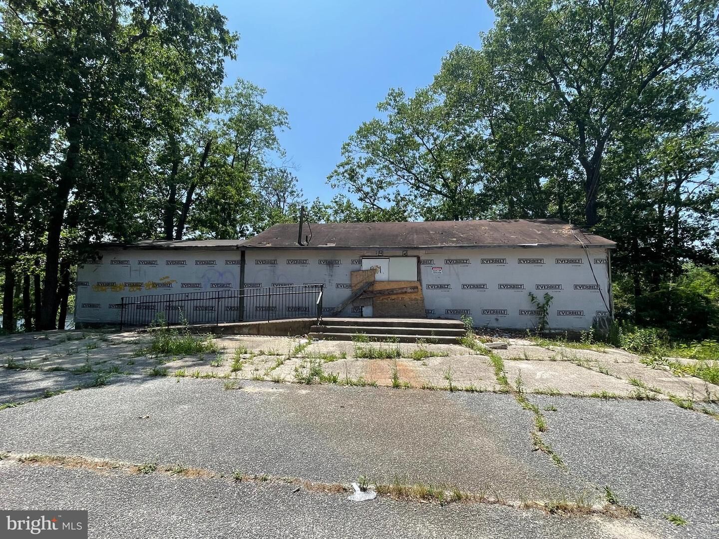Property Photo:  402 Virginia Drive  NJ 08015 