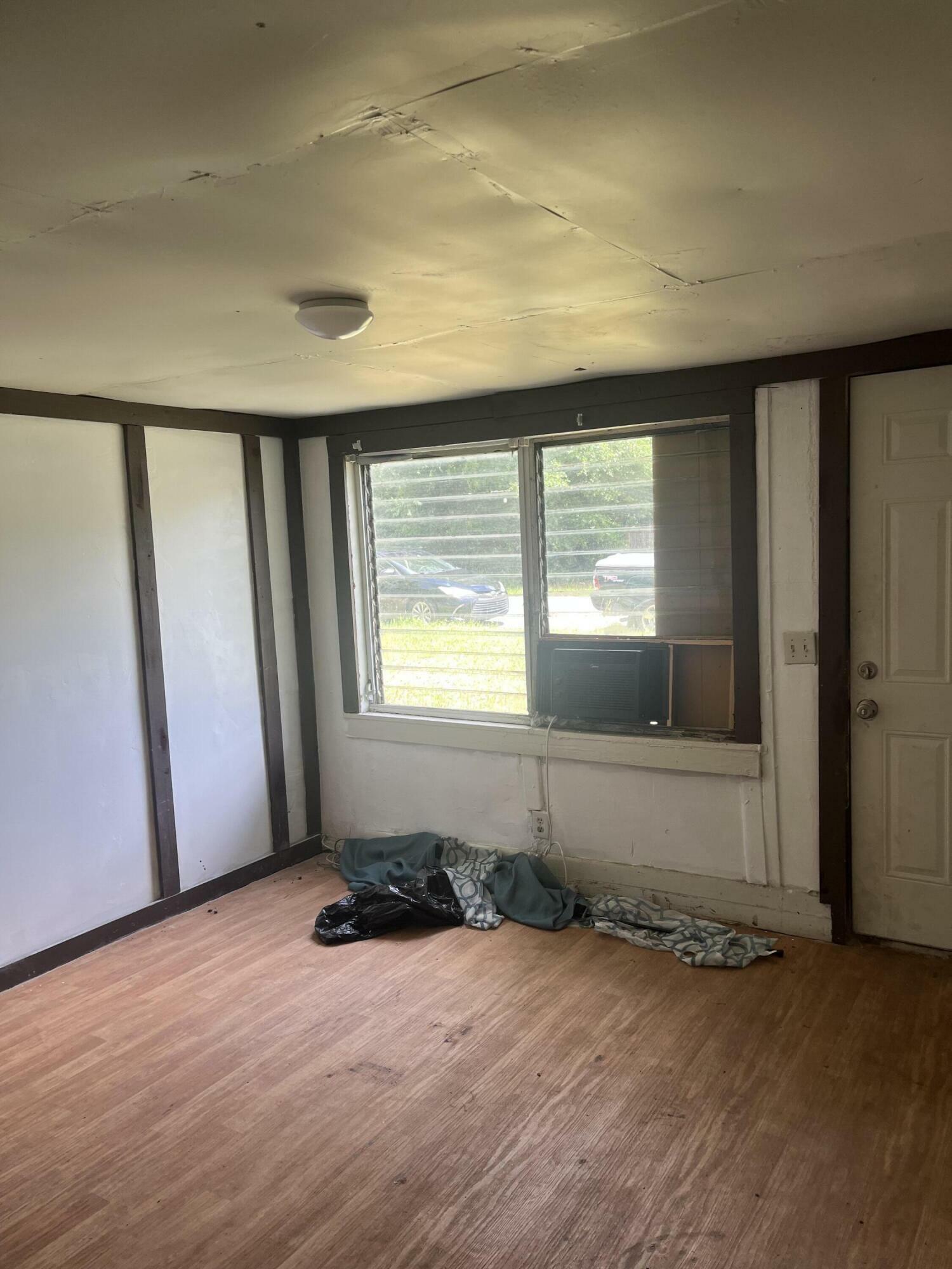 Property Photo: 401-409 Brock East Avenue FL 32539
