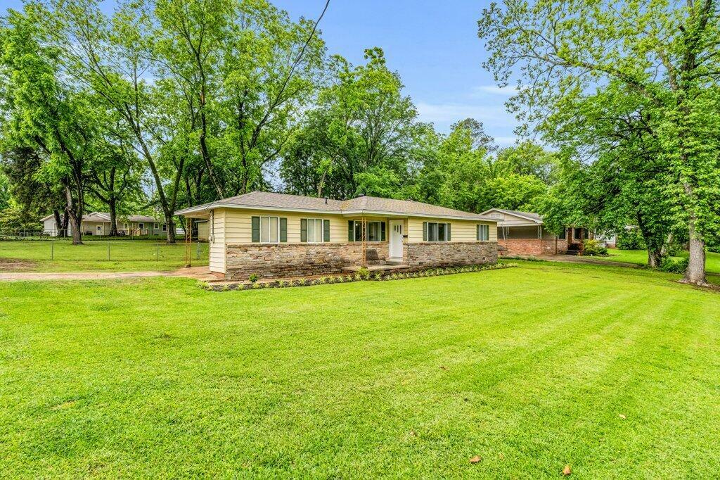 Property Photo: 202 Park Ave MS 39759