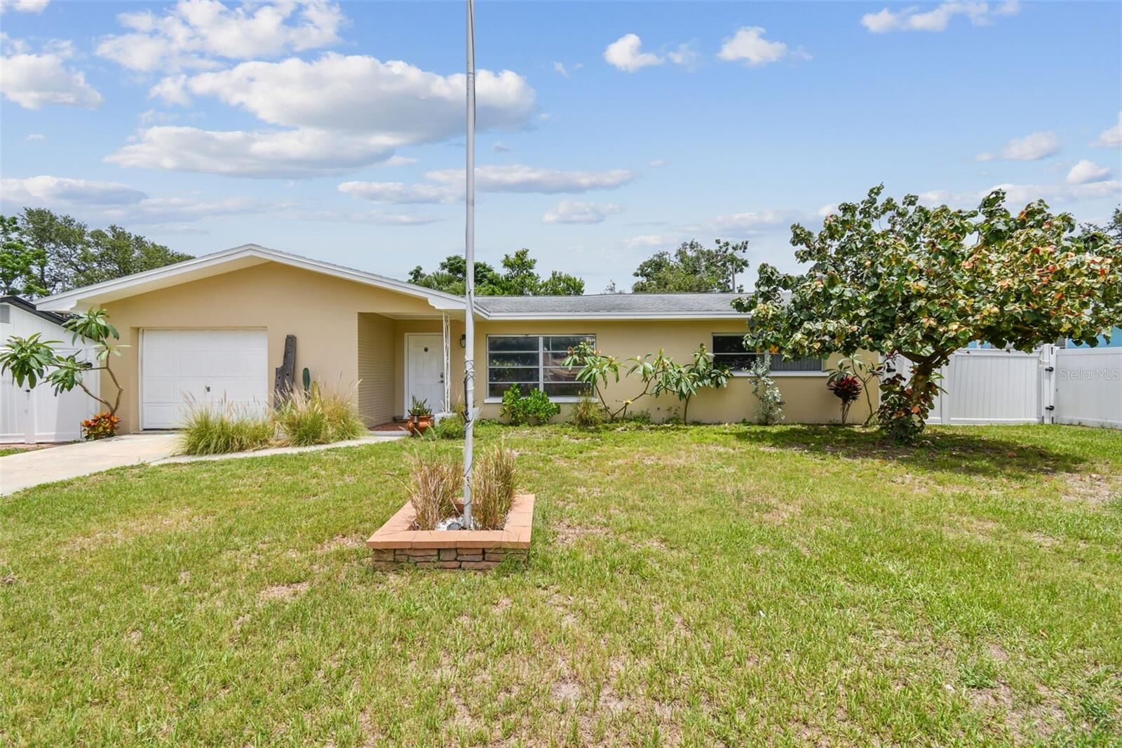 Property Photo: 1707 Cardinal Drive FL 33759