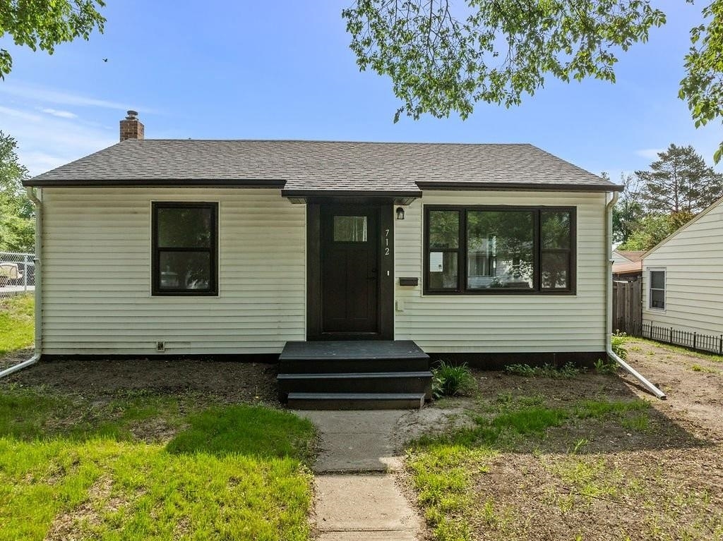Property Photo: 712 20th St NW ND 58703