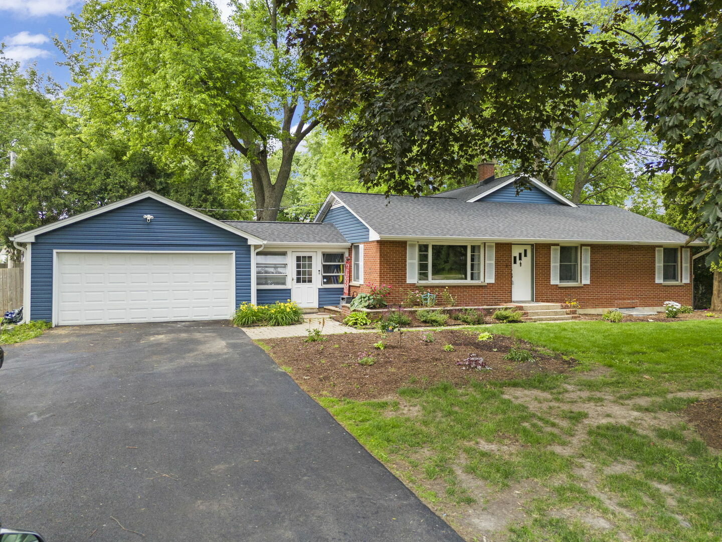 Property Photo: 1907 South Street IL 60134