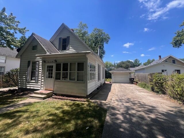 Property Photo: 409 S East Street IL 61727