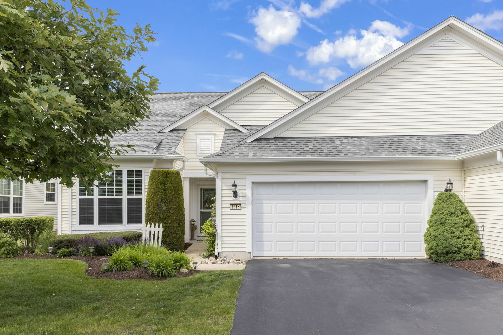 Property Photo: 1618 Countryside Drive IL 60404
