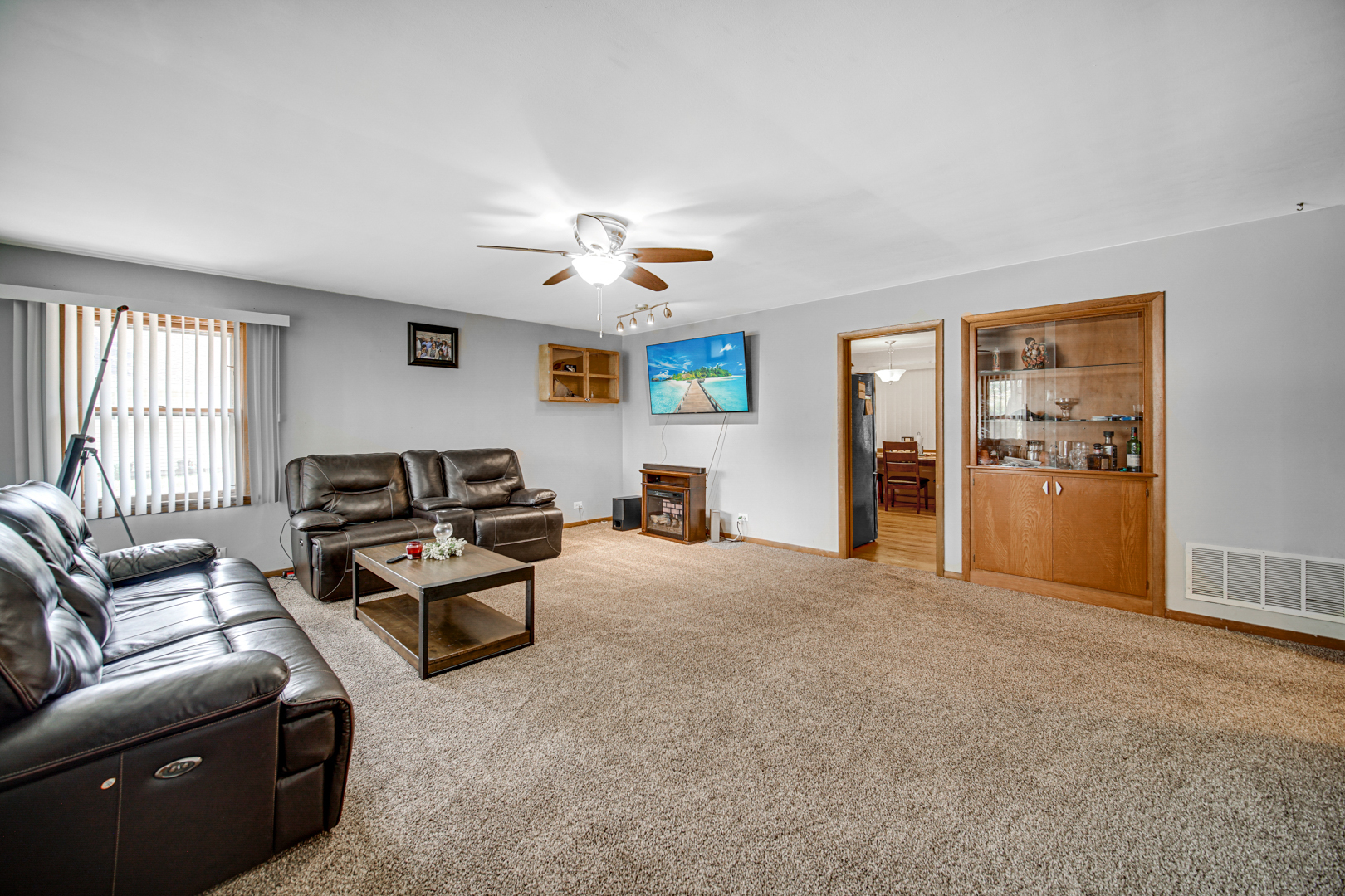 Property Photo: 370 N Commonwealth Avenue IL 60123