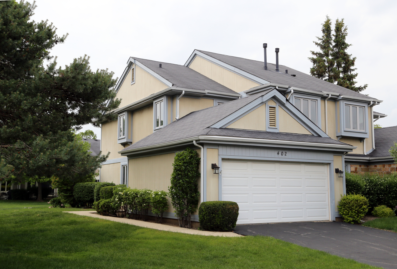 Property Photo: 402 Catbird Lane IL 60015