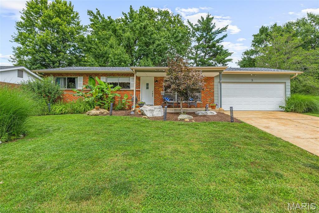 Property Photo:  5 Heathwood Lane  MO 63026 
