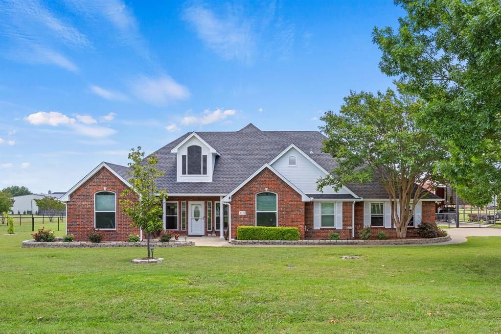 Property Photo: 1329 E Highland Road TX 75167