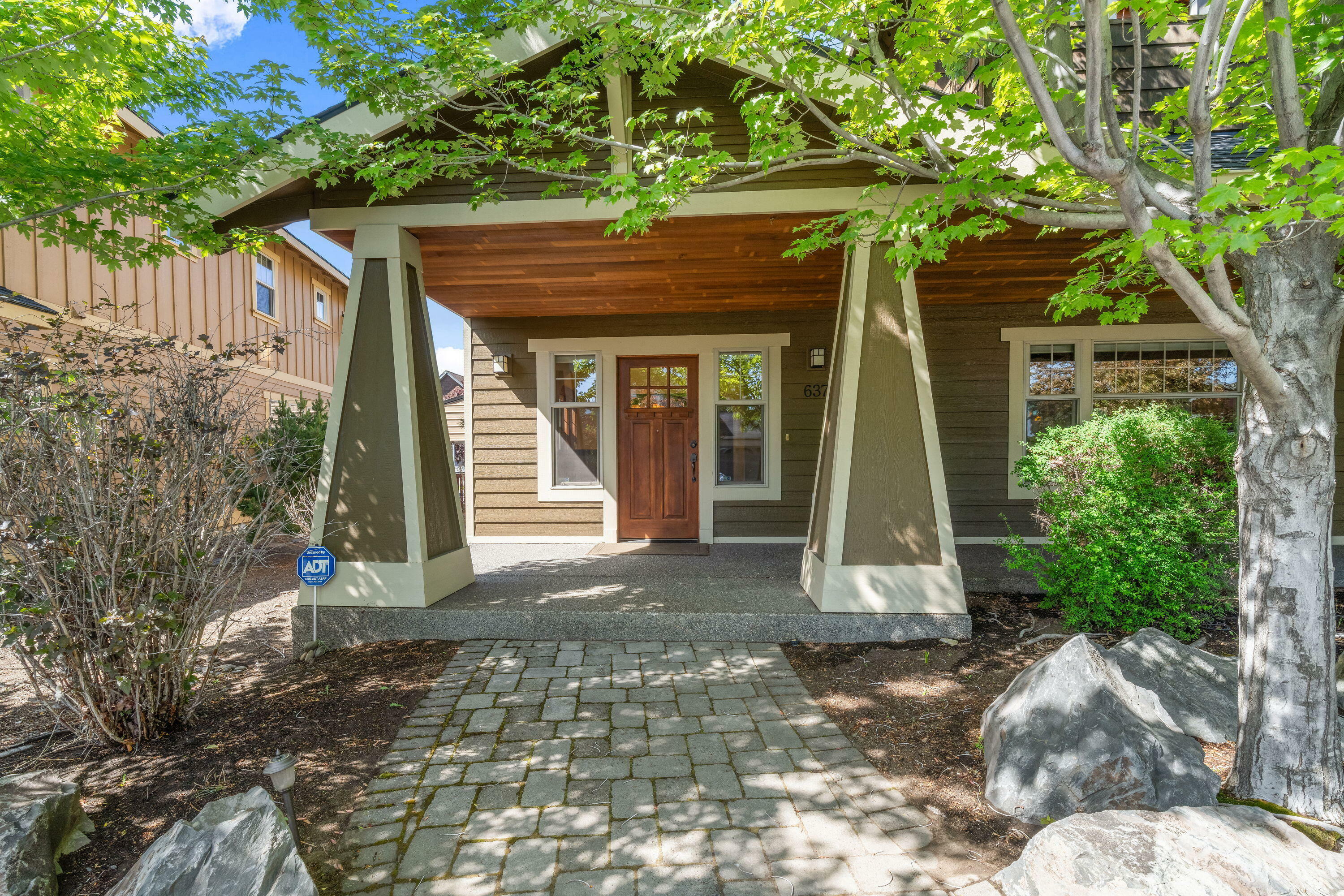 Property Photo: 637 NW Compass Lane OR 97703