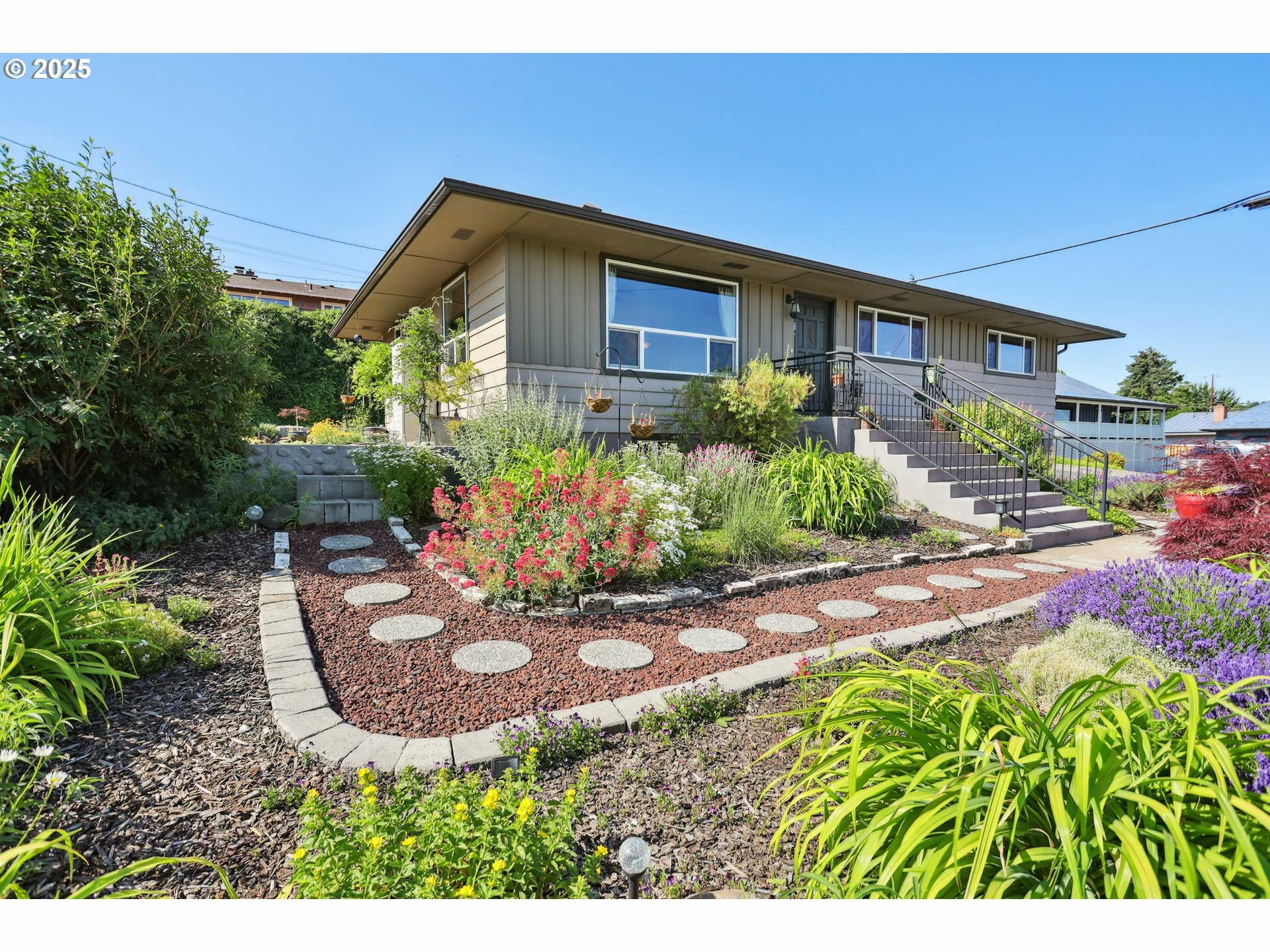 Property Photo: 1900 E 10th St OR 97058