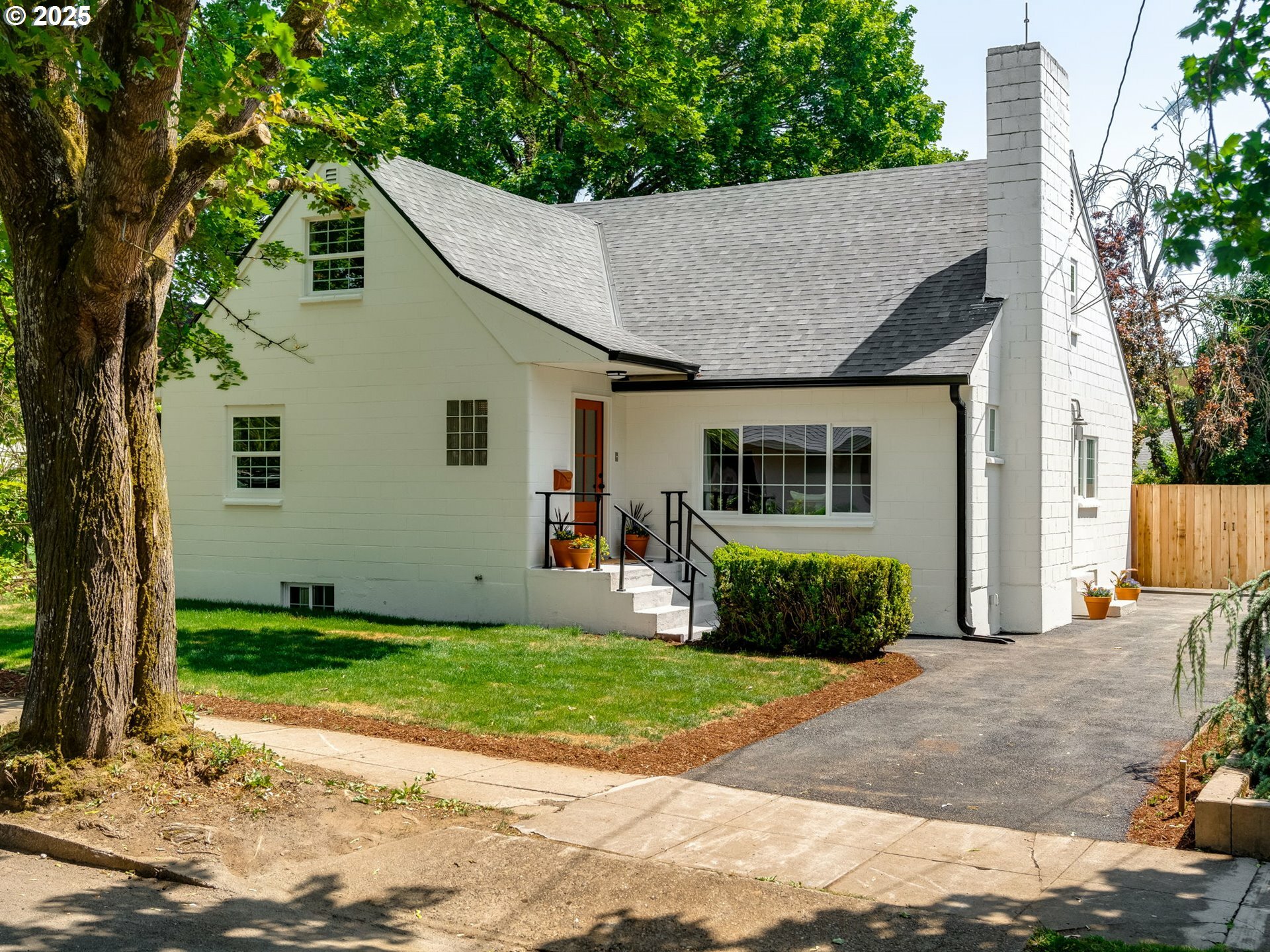 Property Photo: 409 E McLoughlin Blvd WA 98663