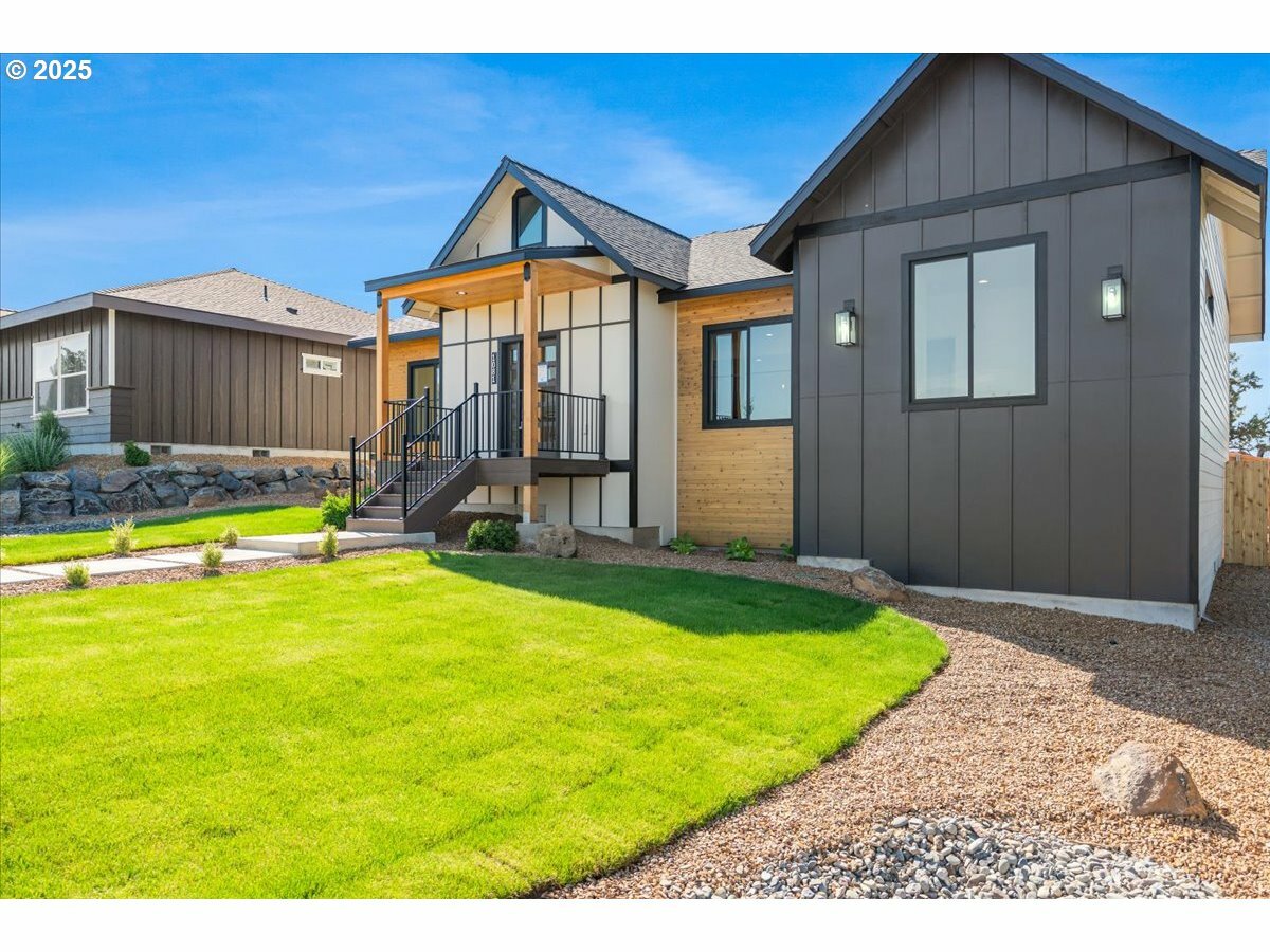 Property Photo: 1081 SE Balsamroot Ln OR 97741