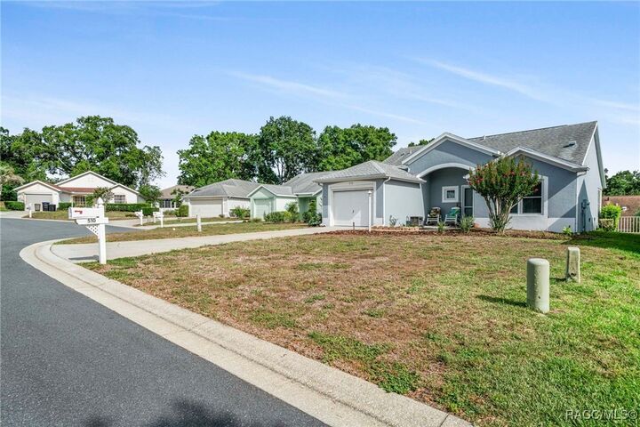 Property Photo: 510 W Larchmont Court FL 34465