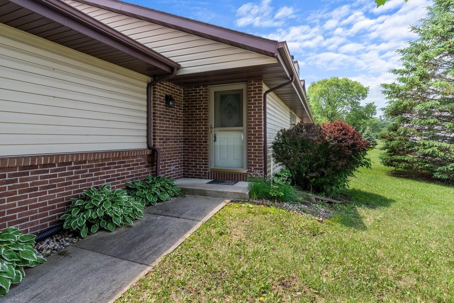 Property Photo:  612 Wellington Drive  WI 53090 