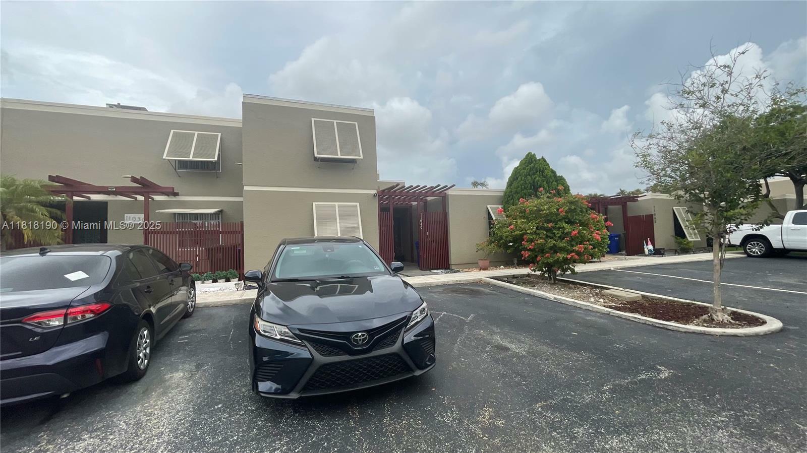 Property Photo: 11040 S Lakeview Dr FL 33026