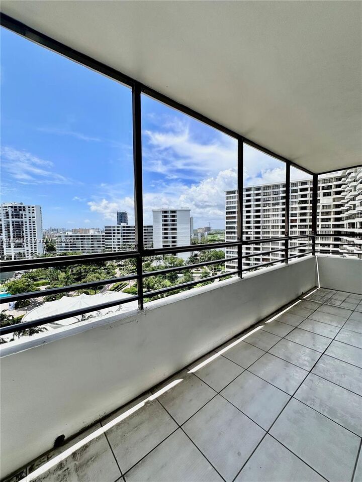Property Photo:  2500 Parkview Dr 1215  FL 33009 