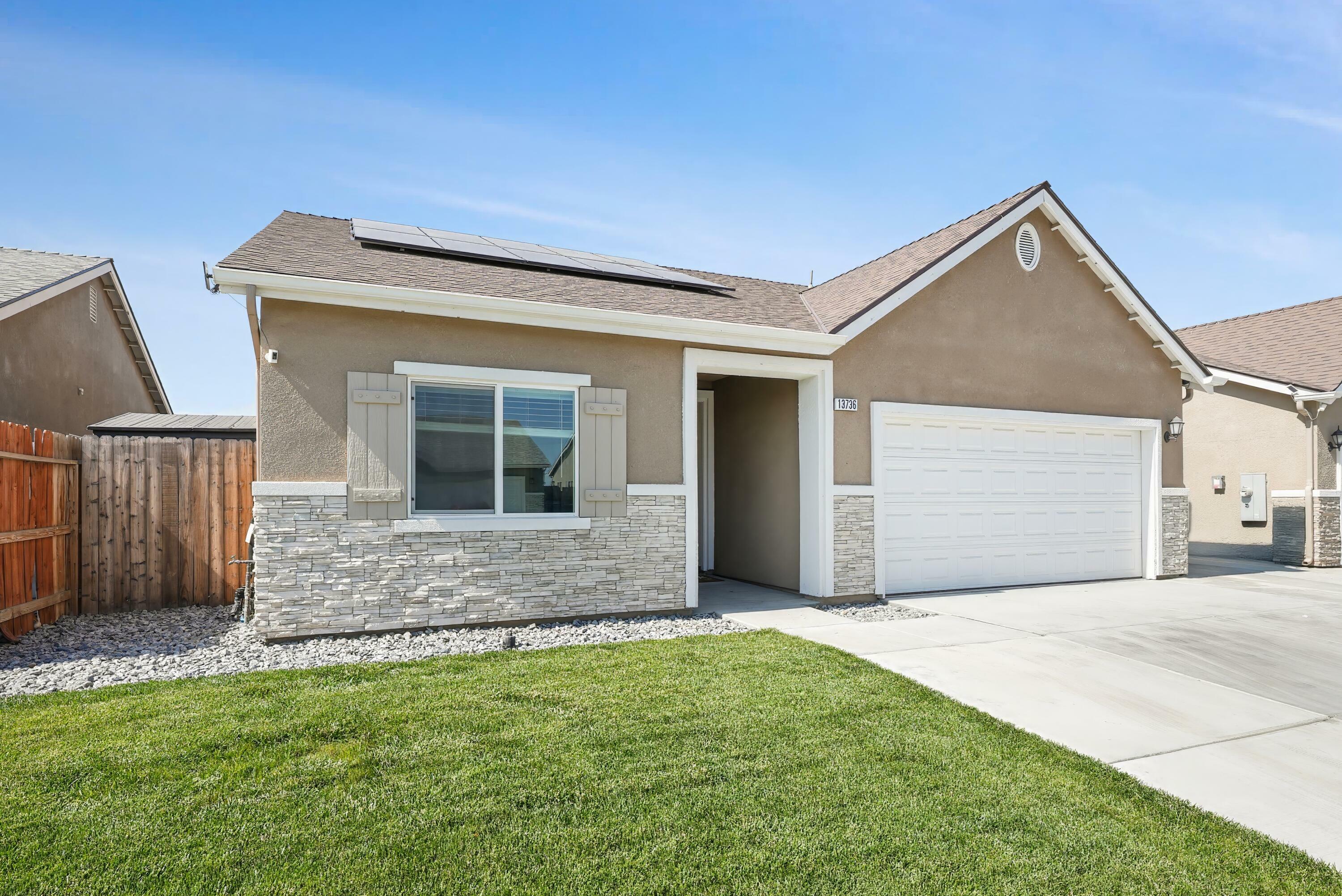 Property Photo: 13736 Alyssum Way CA 93202
