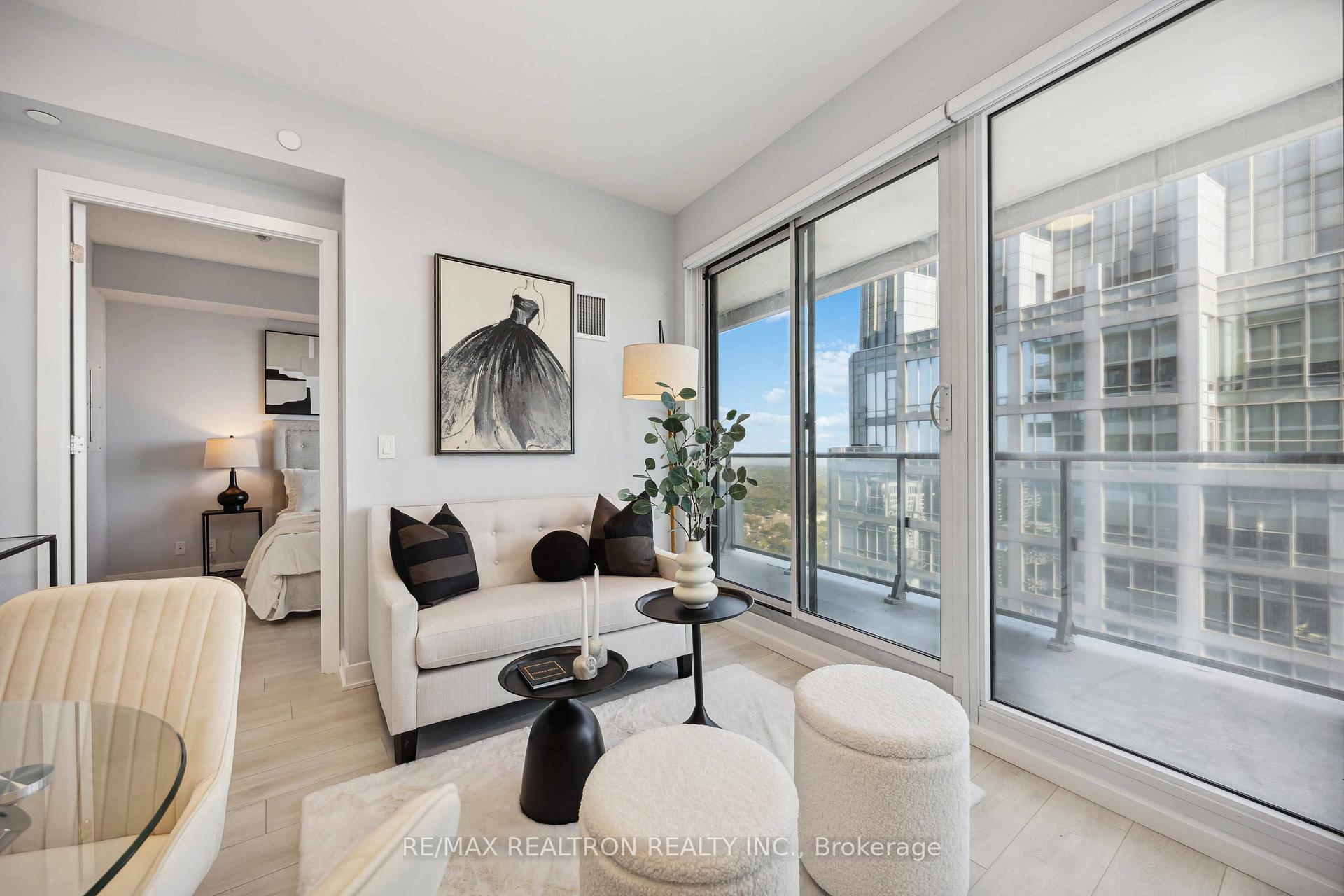 Property Photo: 2221 Yonge Street 4606 ON M4S 0B8