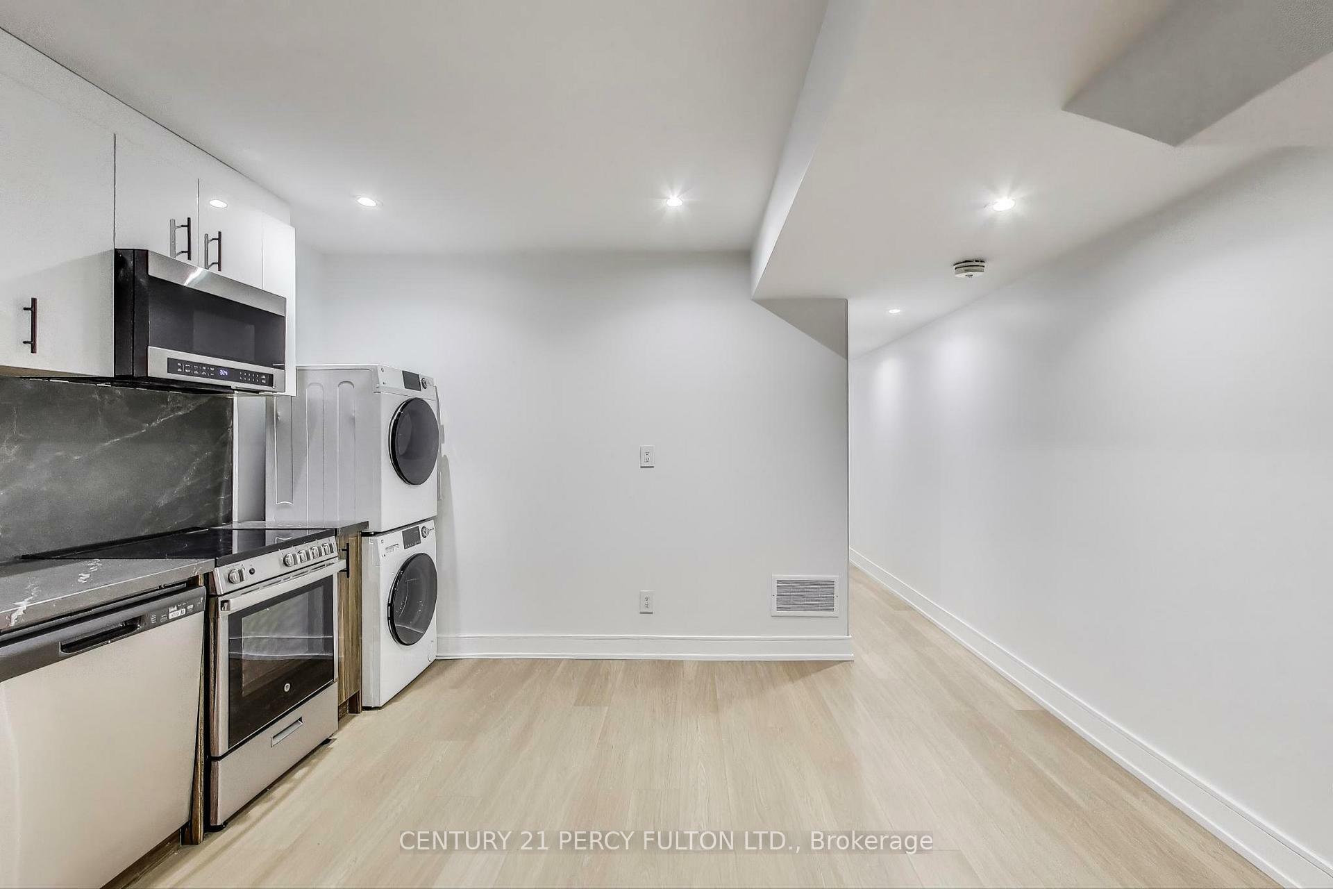 Photo de la propriété: 18 Springhurst Avenue 3 ON M6K 1A9