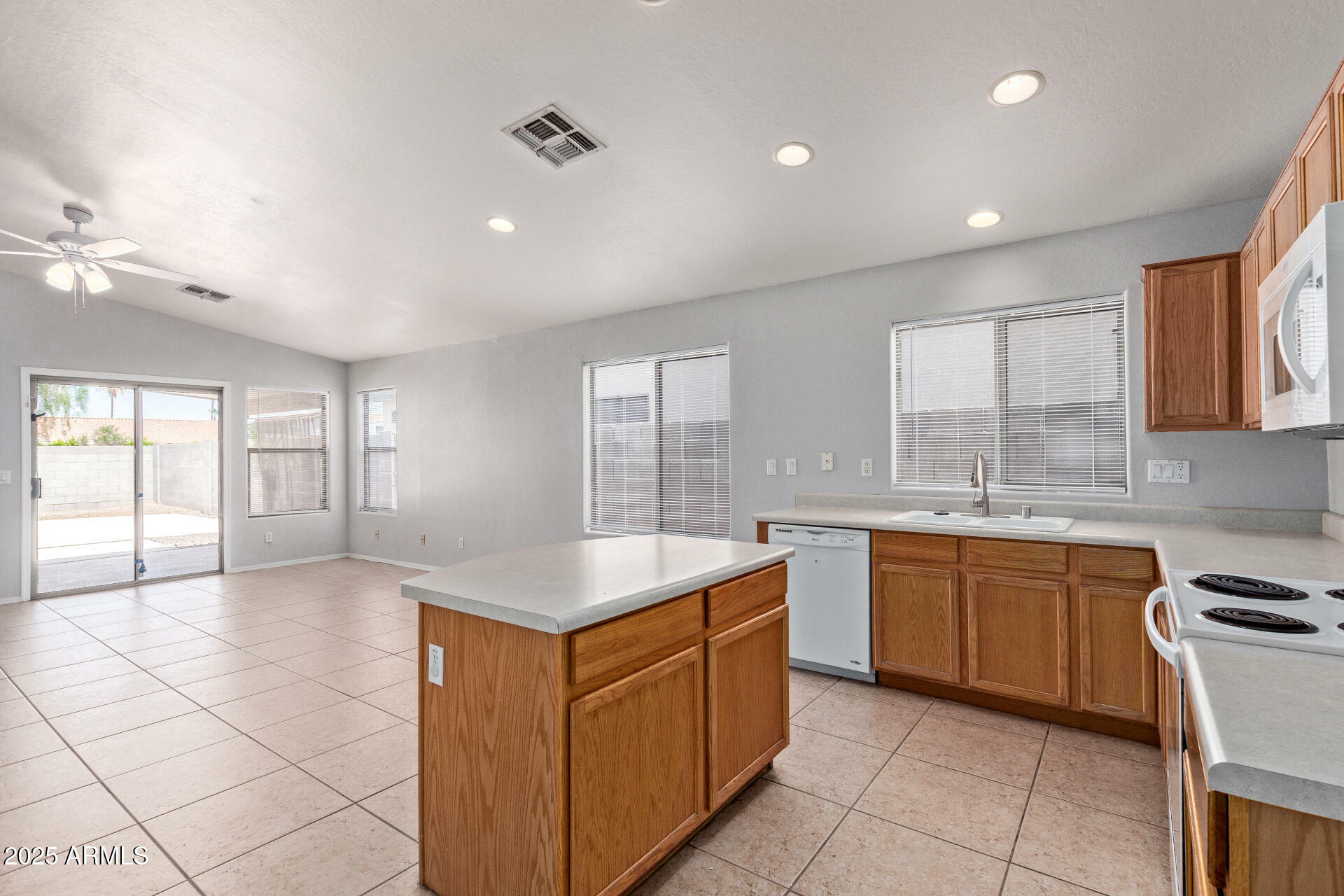 Property Photo: 10874 W Edgemont Avenue AZ 85392
