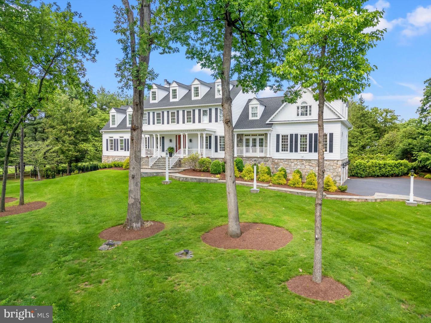 Property Photo: 625 Nalls Farm Way VA 22066