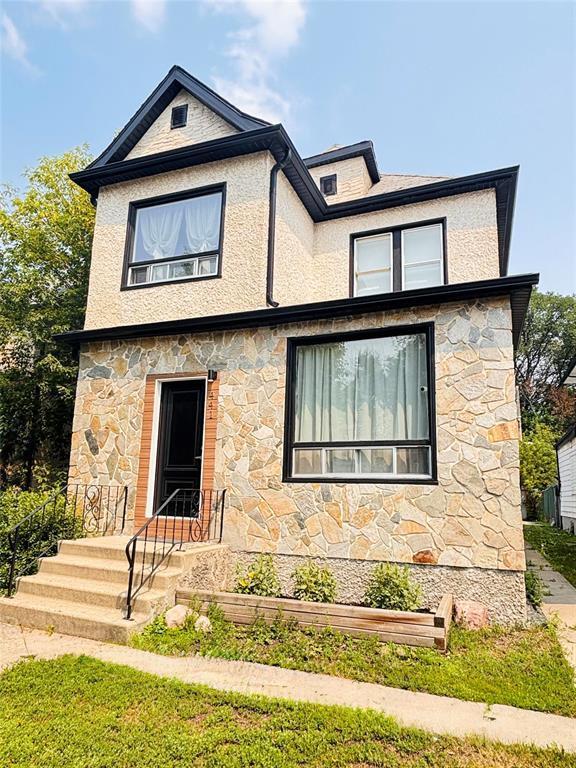 Property Photo:  441 Mountain Avenue  MB R2W 1K5 