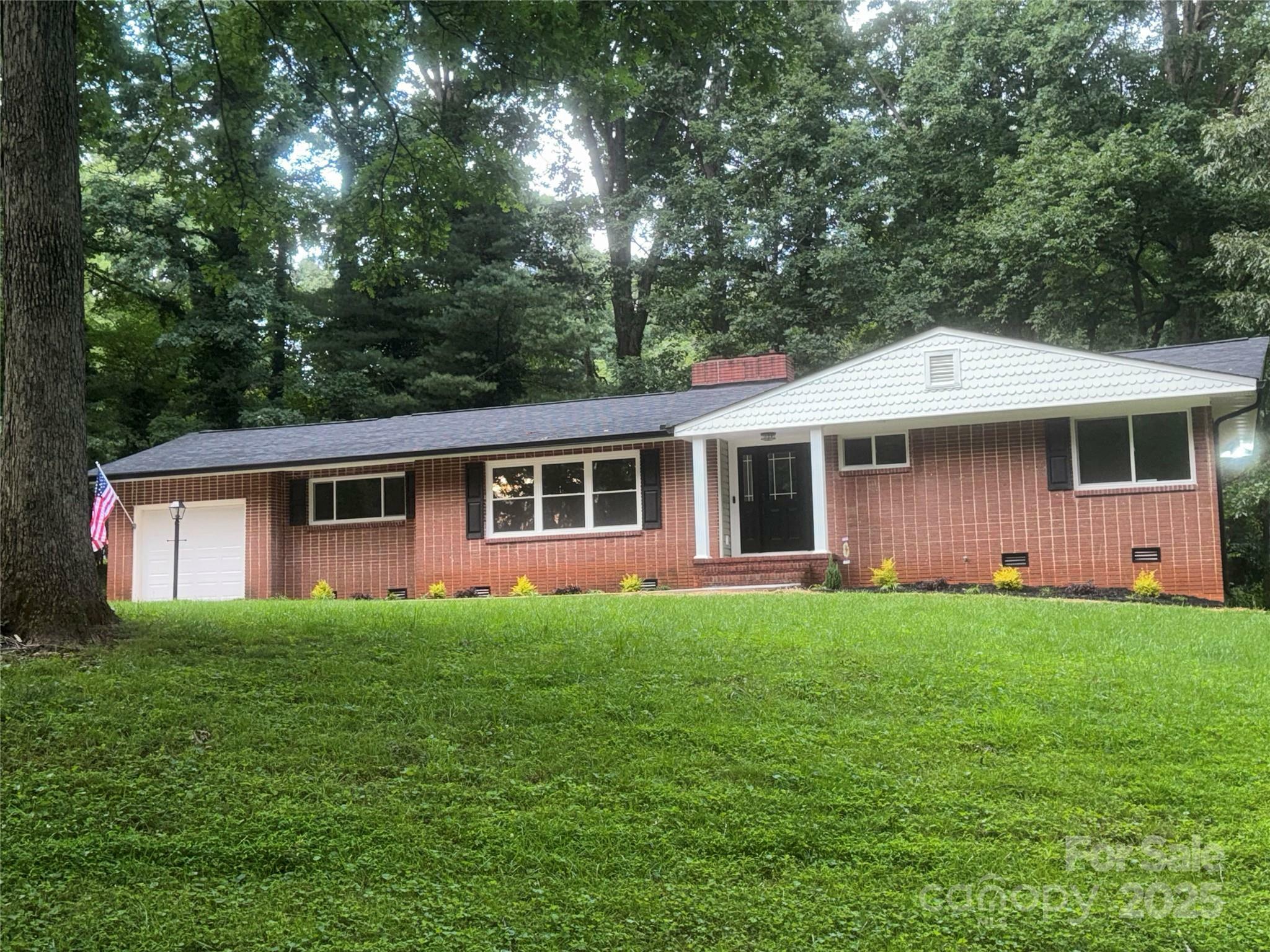 Property Photo: 1123 Timberlane Drive NC 28092