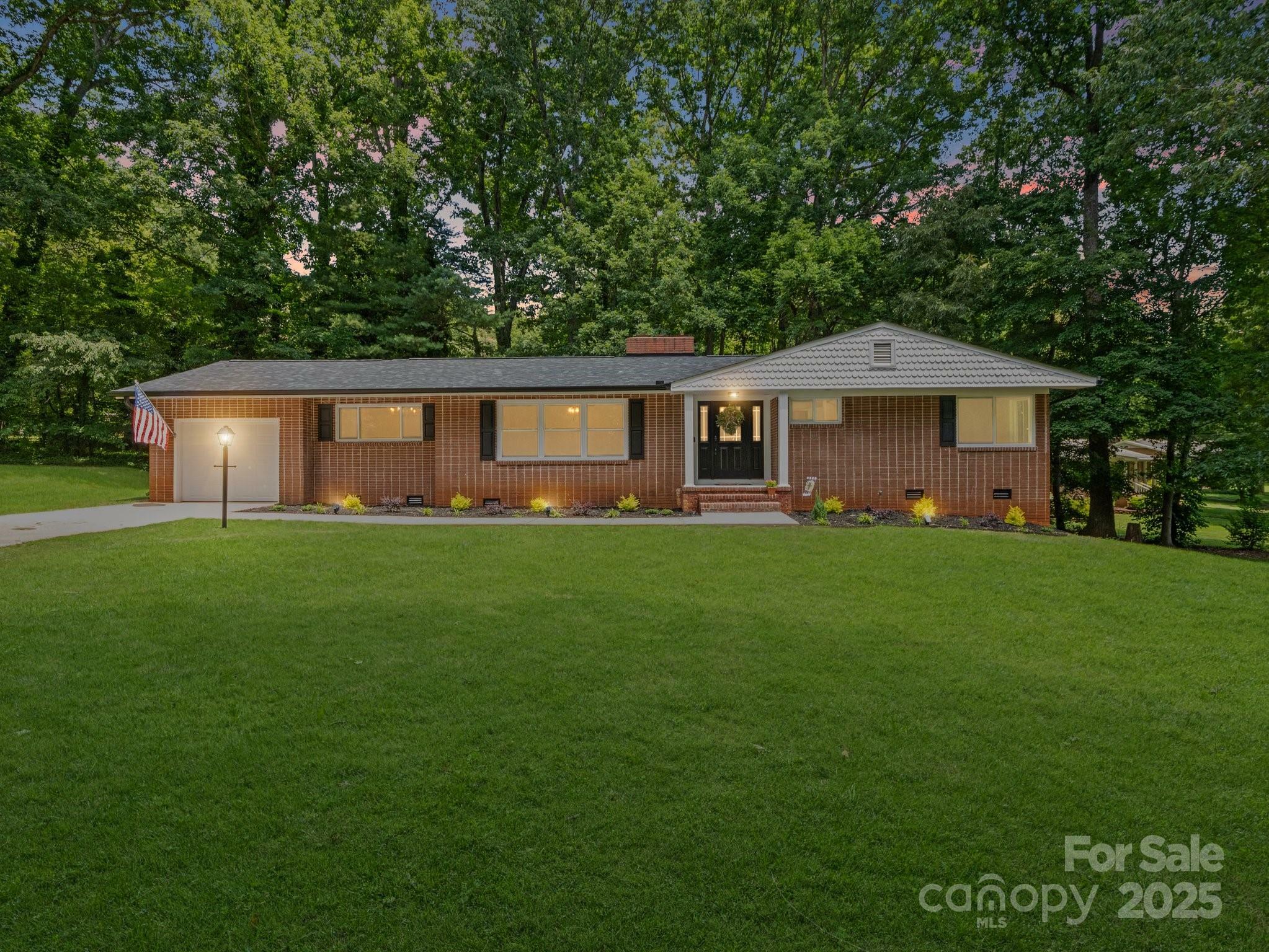 Property Photo: 1123 Timberlane Drive NC 28092