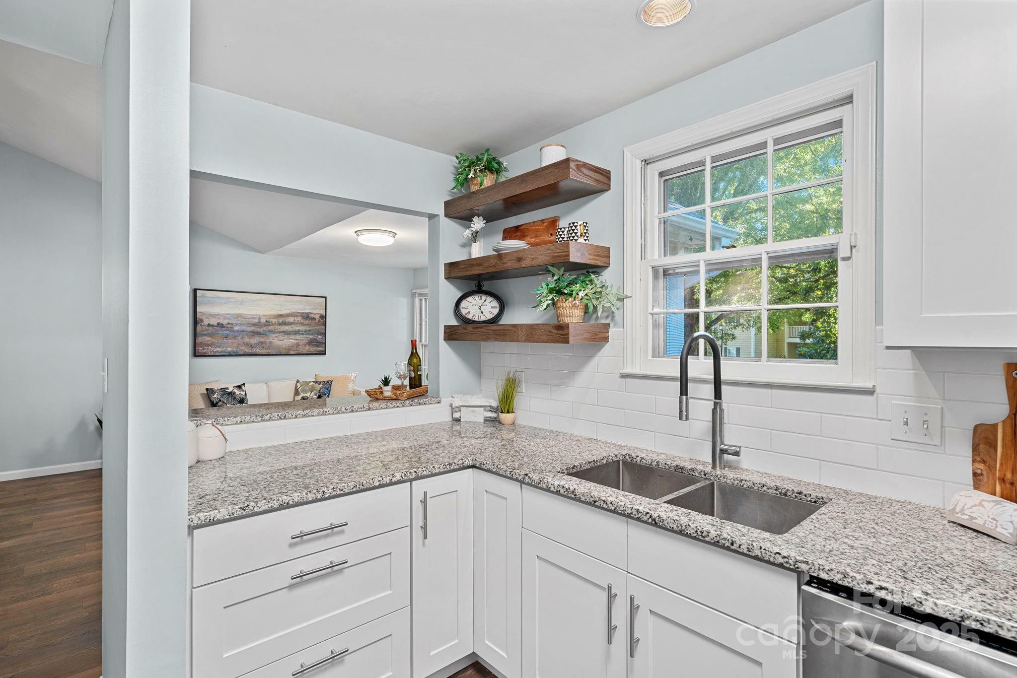 Property Photo: 3308 Selwyn Farms Lane 5 NC 28209