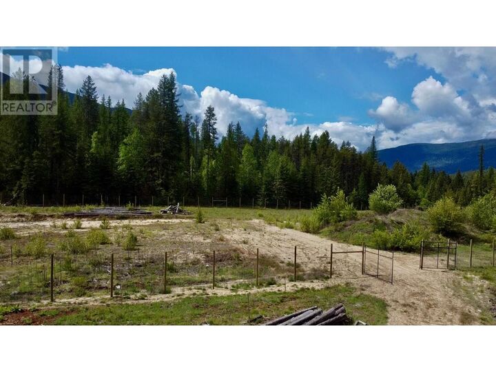 Photo de la propriété:  2707 Pass Creek Road  BC V0G 1H2 