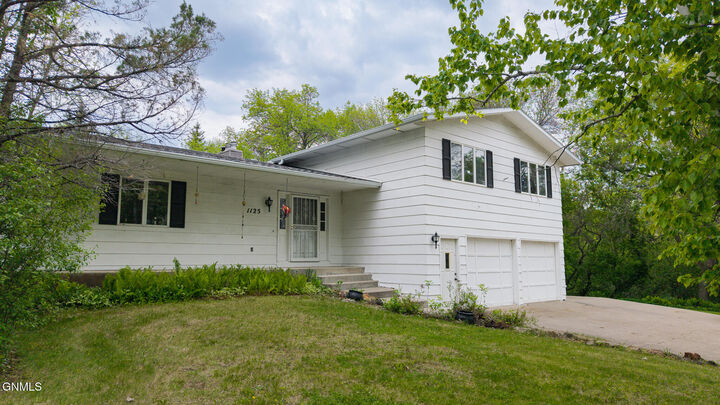 Property Photo: 1125 8th Avenue NW ND 58401