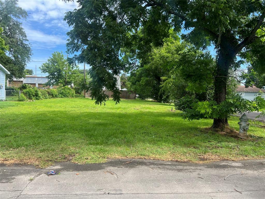 Property Photo: 300 Neal Street TX 77520