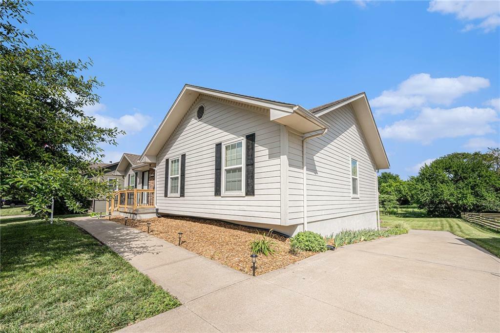 Property Photo:  811 S Park Drive  MO 64083 