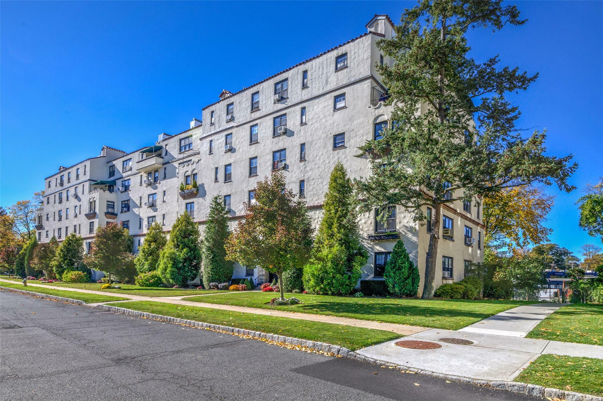 Property Photo: 1273 North Avenue Avenue 5C Building 2 NY 10804