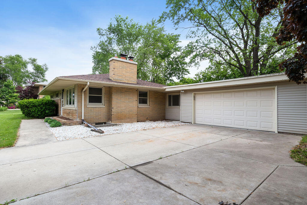 Property Photo:  1920 Lone Oak Cir  WI 53045 