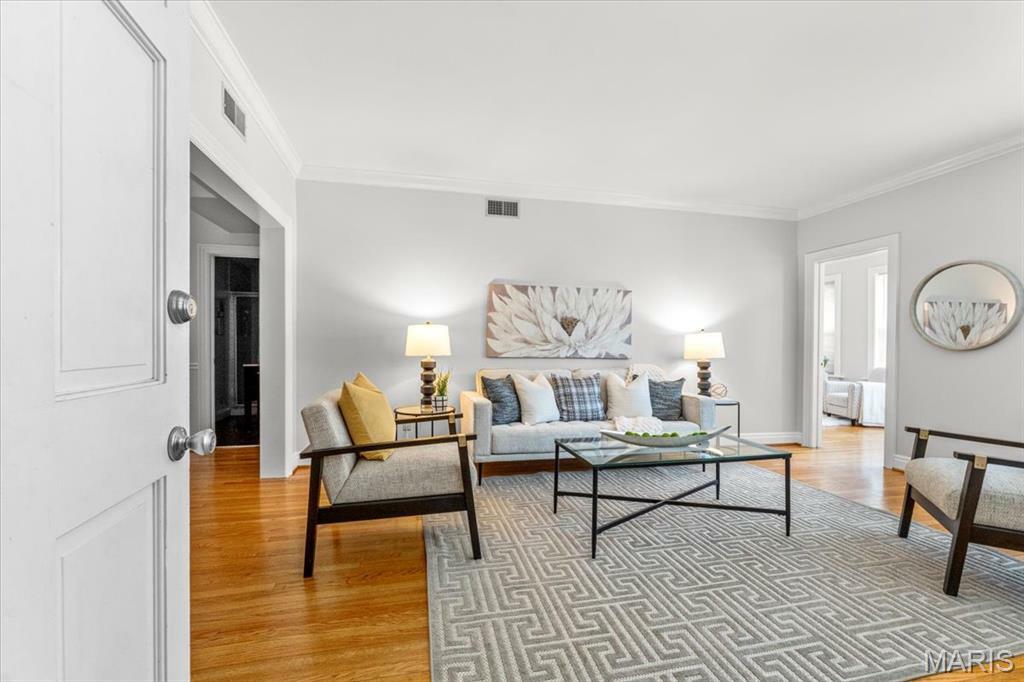 Property Photo: 6318 Southwood Avenue 1W MO 63105