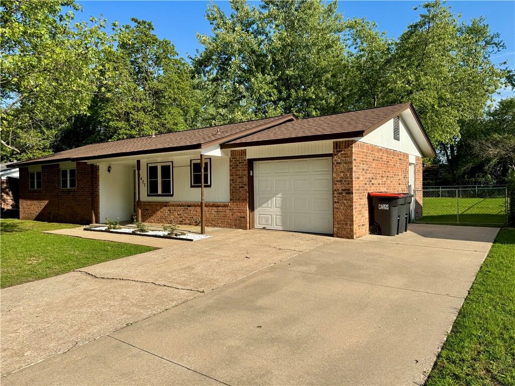 Property Photo:  2407 Trudi Place  AR 72762 