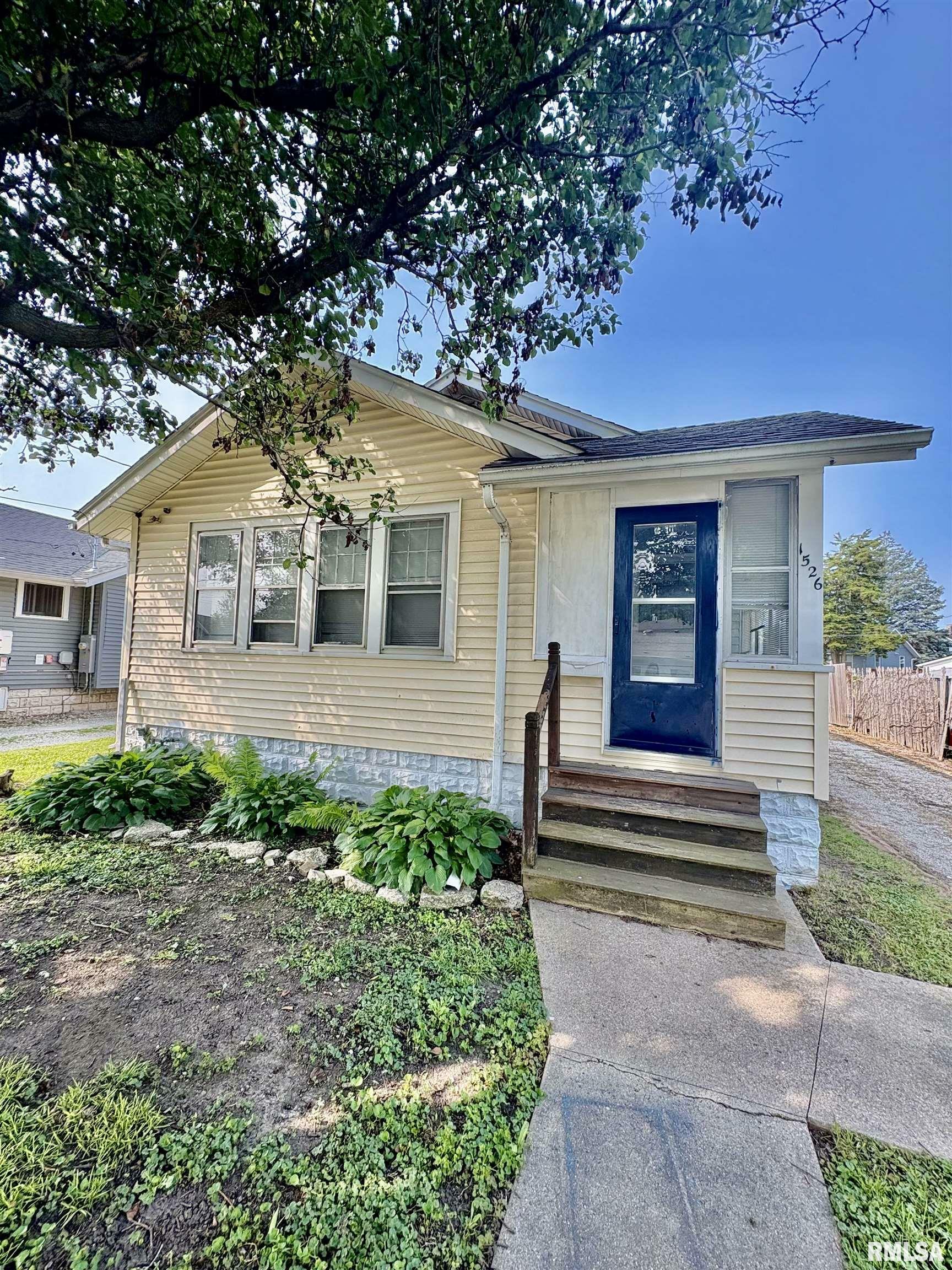 Property Photo:  1526 Grand Avenue  IL 61401 