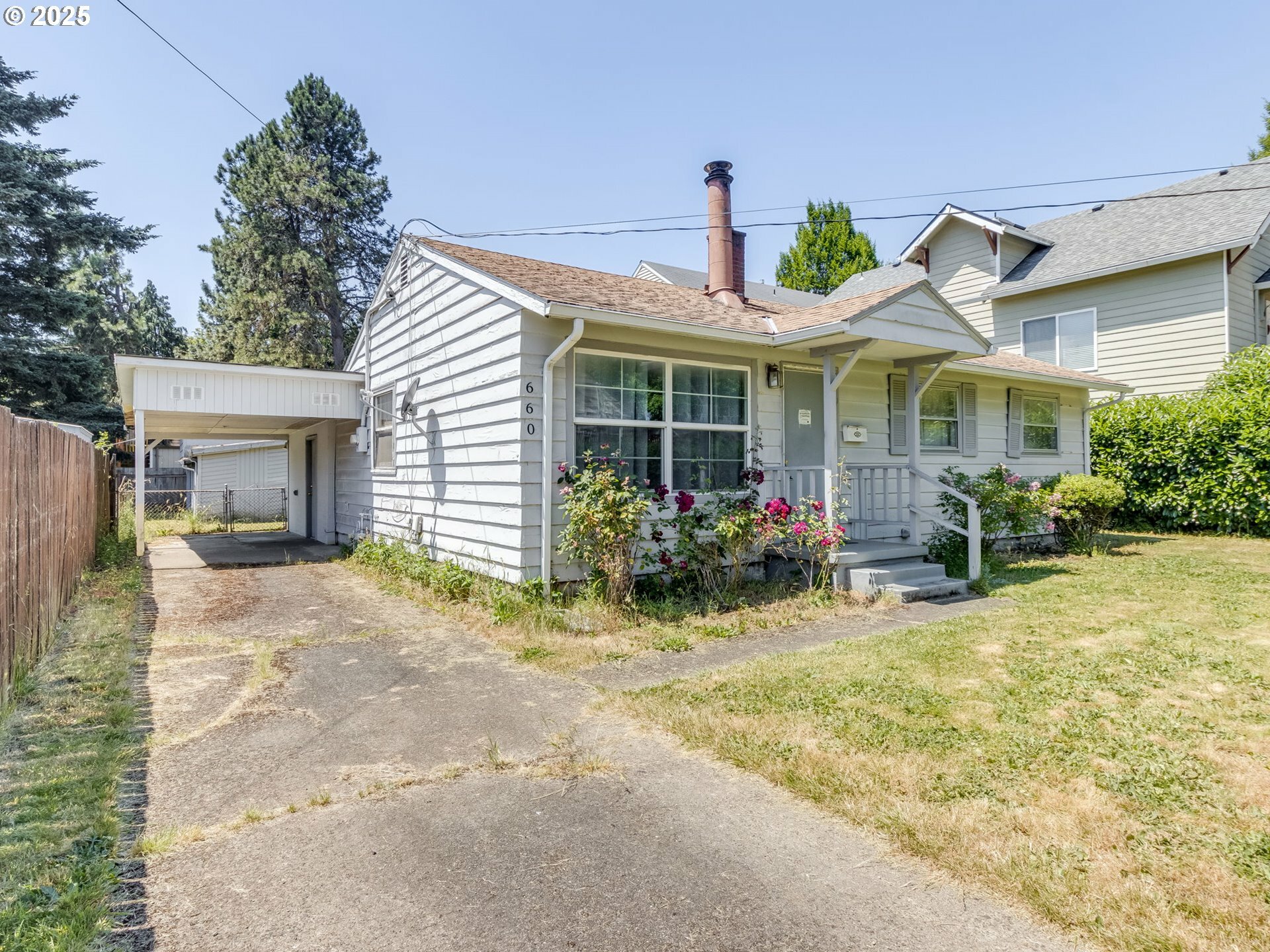 Property Photo: 660 Barton Ave OR 97027
